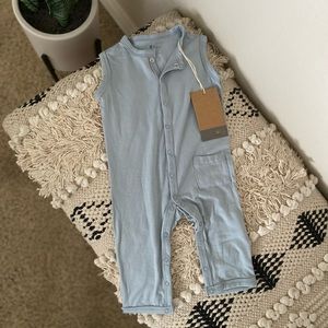KYTE BABY SLEEVELESS ROMPER IN FOG LIGHT BLUE SIZE 3-6 mo